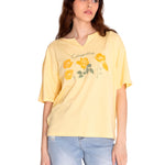 Polera Manga corta Casual Mujer NOTCH NECK NOVELTY TEE 1 Amarillo CAT