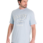 Polera Manga Corta Casual Hombre HISTORIC TRADITIONS GRAPHIC TEE Azul Claro Cat