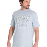 Polera Manga Corta Casual Hombre HISTORIC TRADITIONS GRAPHIC TEE Azul Claro Cat