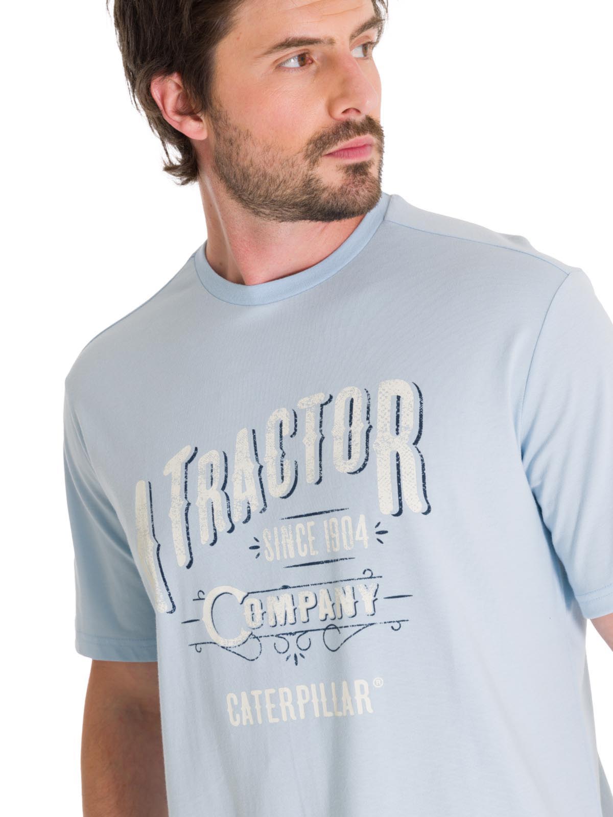 Polera Manga Corta Casual Hombre HISTORIC TRADITIONS GRAPHIC TEE Azul Claro Cat