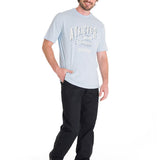 Polera Manga Corta Casual Hombre HISTORIC TRADITIONS GRAPHIC TEE Azul Claro Cat