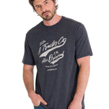 Polera Manga Corta Casual Hombre HISTORIC TRADITIONS GRAPHIC TEE Gris Oscura Cat