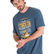 Polera Manga Corta Casual Hombre HISTORIC TRADITIONS GRAPHIC TEE Azul Petróleo Cat