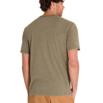 Polera Manga Corta Casual Hombre HISTORIC TRADITIONS GRAPHIC TEE Oliva Cat