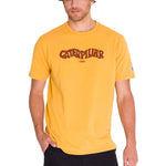 Polera Manga Corta Casual Hombre HERITAGE 1925 GRAPHIC TEE Amarilla Cat