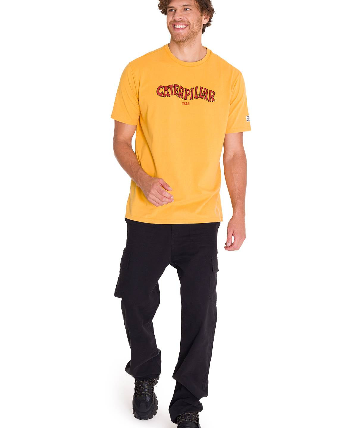 Polera Manga Corta Casual Hombre HERITAGE 1925 GRAPHIC TEE Amarilla Cat