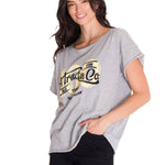 Polera Manga Corta Casual Mujer RELAXED CENTENNIAL GRAPHIC TEE Gris Cat