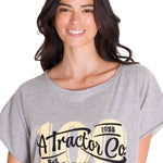 Polera Manga Corta Casual Mujer RELAXED CENTENNIAL GRAPHIC TEE Gris Cat