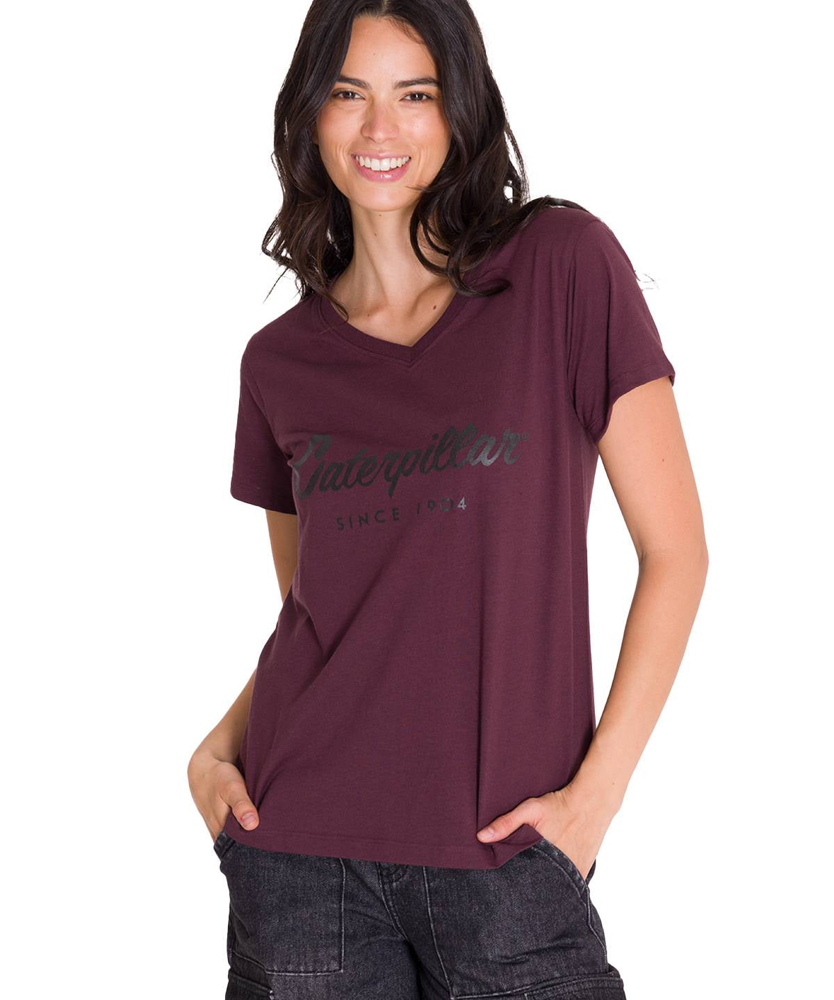 Polera Manga Corta Cuello V Mujer CAT METALLIC SCRIPT V-NECK TEE Burdeo Cat