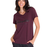 Polera Manga Corta Cuello V Mujer CAT METALLIC SCRIPT V-NECK TEE Burdeo Cat