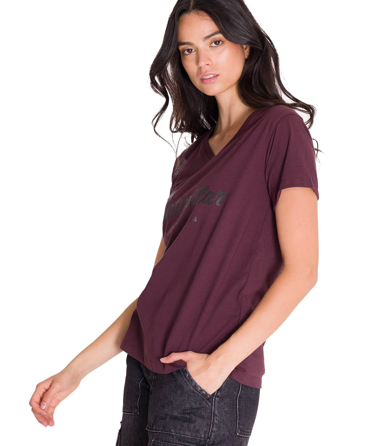 Polera Manga Corta Cuello V Mujer CAT METALLIC SCRIPT V-NECK TEE Burdeo Cat