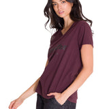 Polera Manga Corta Cuello V Mujer CAT METALLIC SCRIPT V-NECK TEE Burdeo Cat