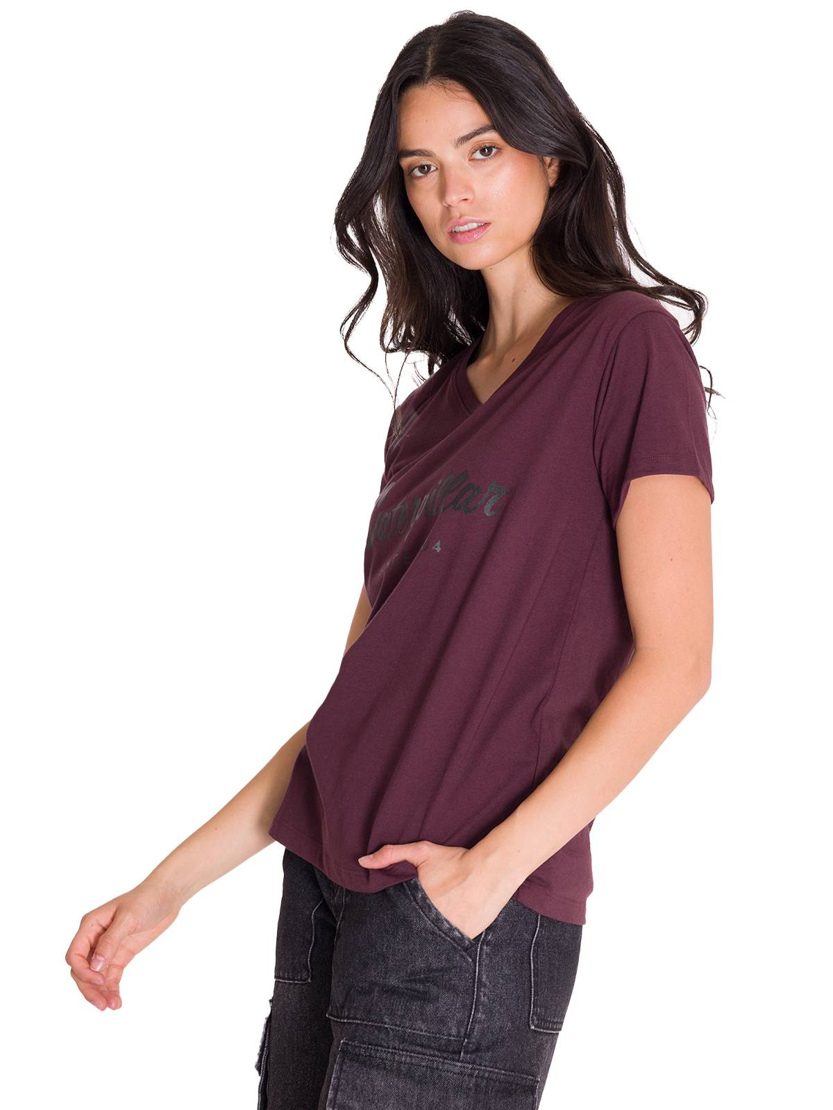 Polera Manga Corta Cuello V Mujer CAT METALLIC SCRIPT V-NECK TEE Burdeo Cat