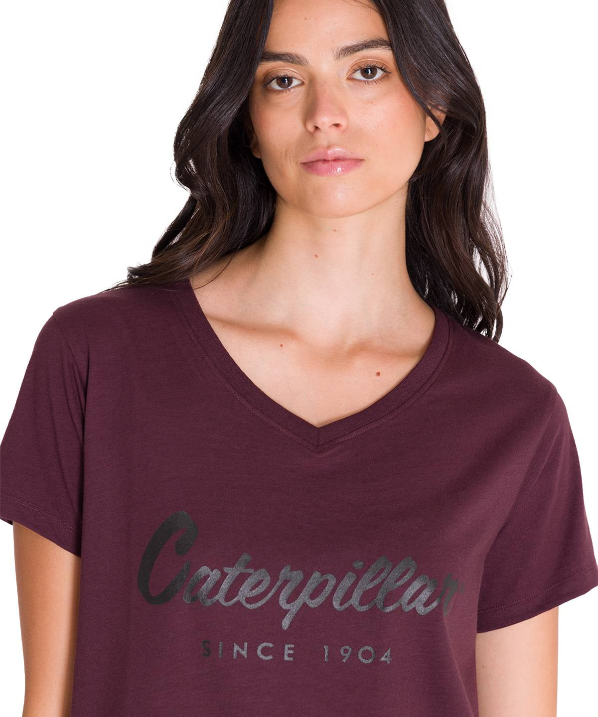 Polera Manga Corta Cuello V Mujer CAT METALLIC SCRIPT V-NECK TEE Burdeo Cat