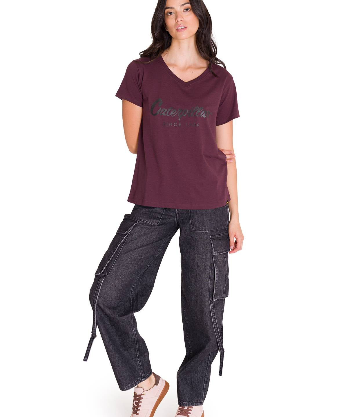 Polera Manga Corta Cuello V Mujer CAT METALLIC SCRIPT V-NECK TEE Burdeo Cat