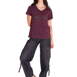 Polera Manga Corta Cuello V Mujer CAT METALLIC SCRIPT V-NECK TEE Burdeo Cat
