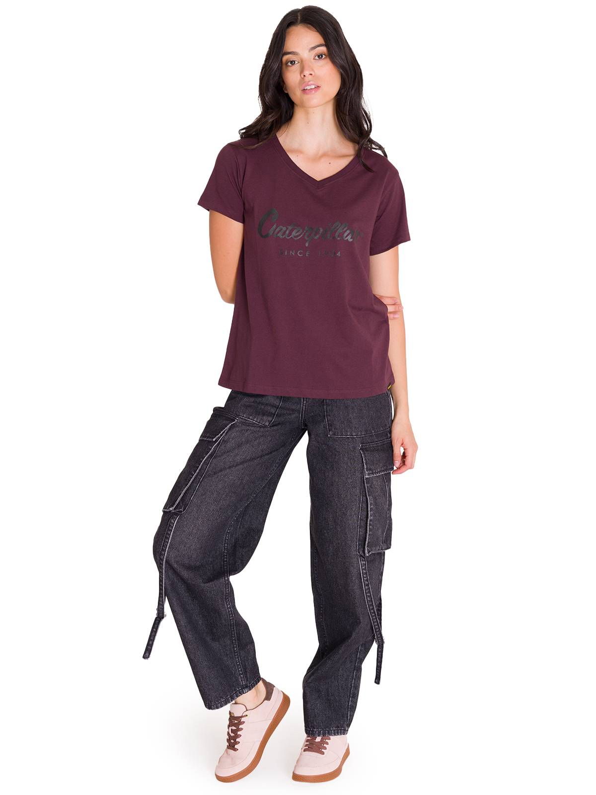 Polera Manga Corta Cuello V Mujer CAT METALLIC SCRIPT V-NECK TEE Burdeo Cat