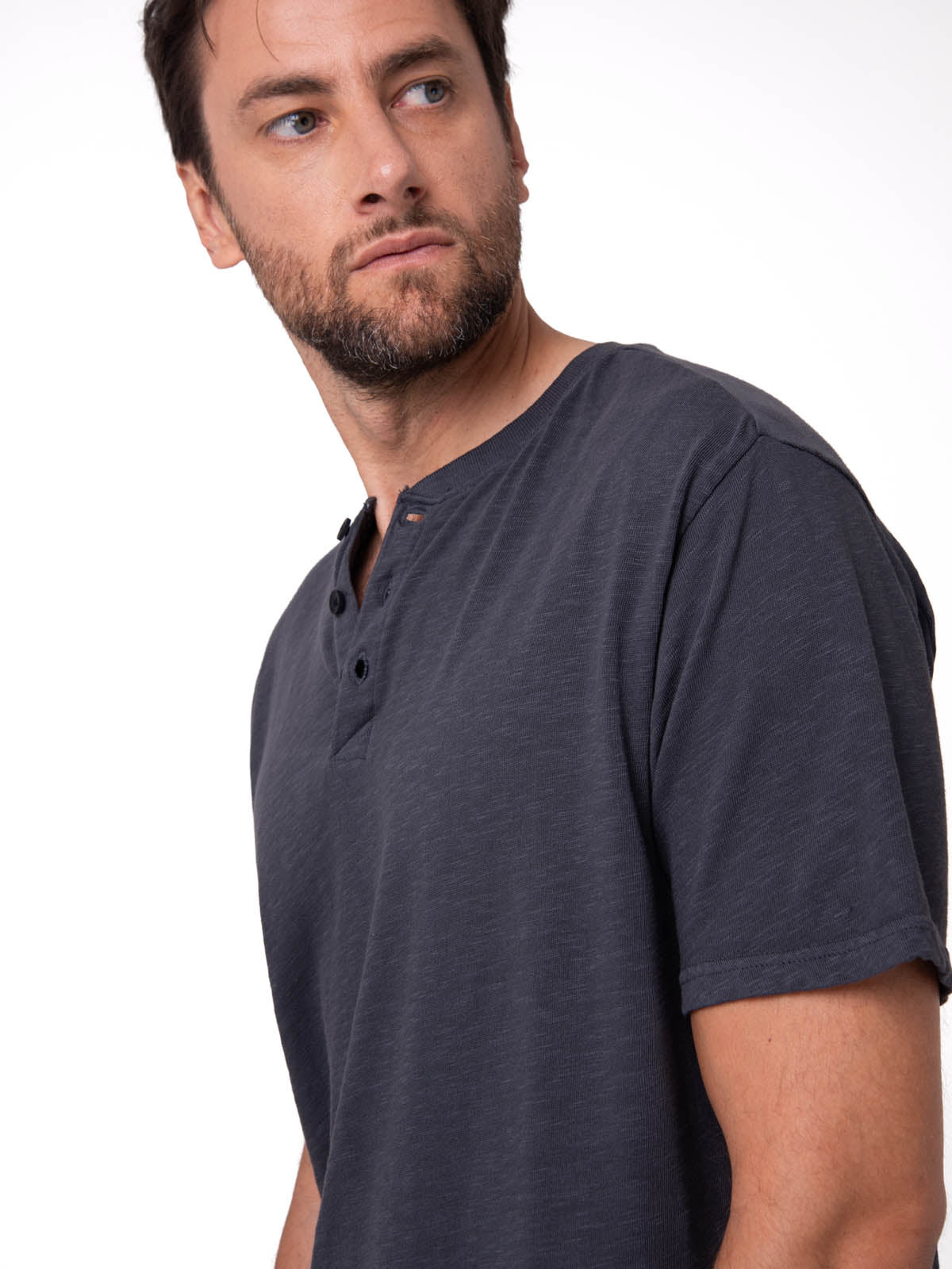 Polera Manga Corta Henley Hombre Slub Knit Negro Cat