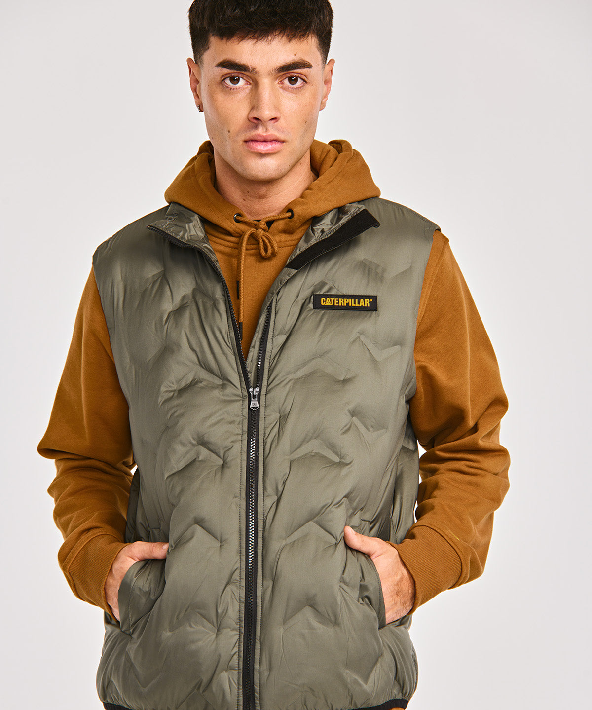 Chaqueta Sin manga Casual Hombre BONDED MEDIUM WEIGHT INSULATED VEST Gris CAT