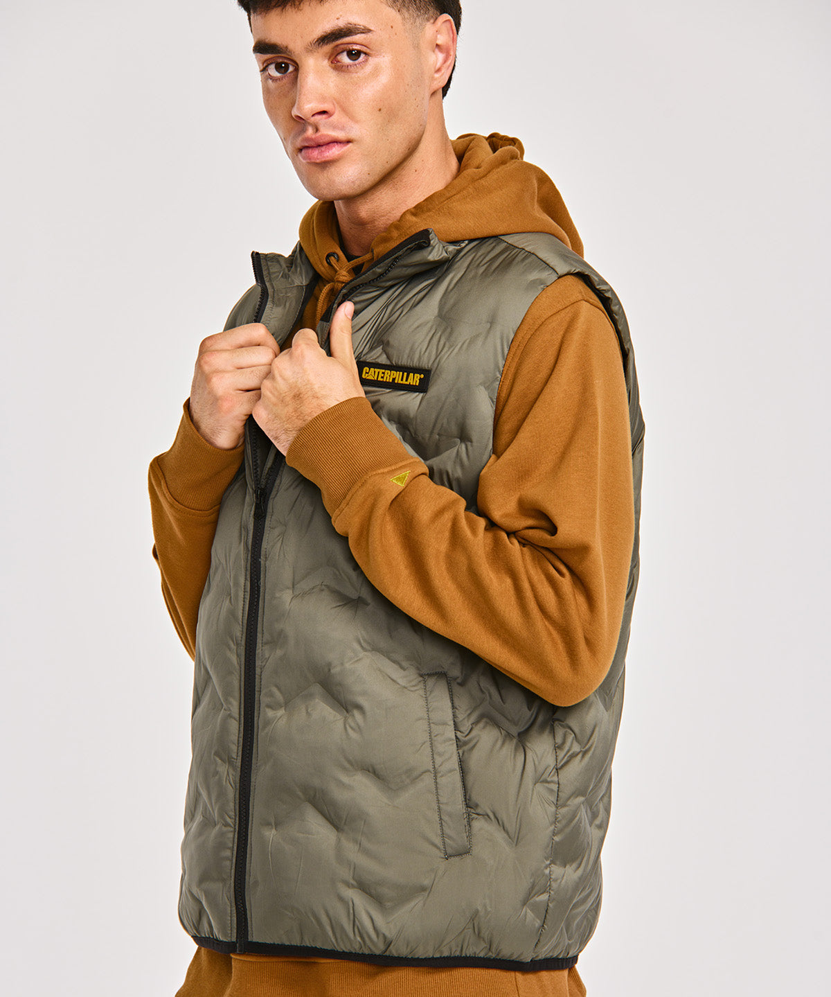 Chaqueta Sin manga Casual Hombre BONDED MEDIUM WEIGHT INSULATED VEST Gris CAT