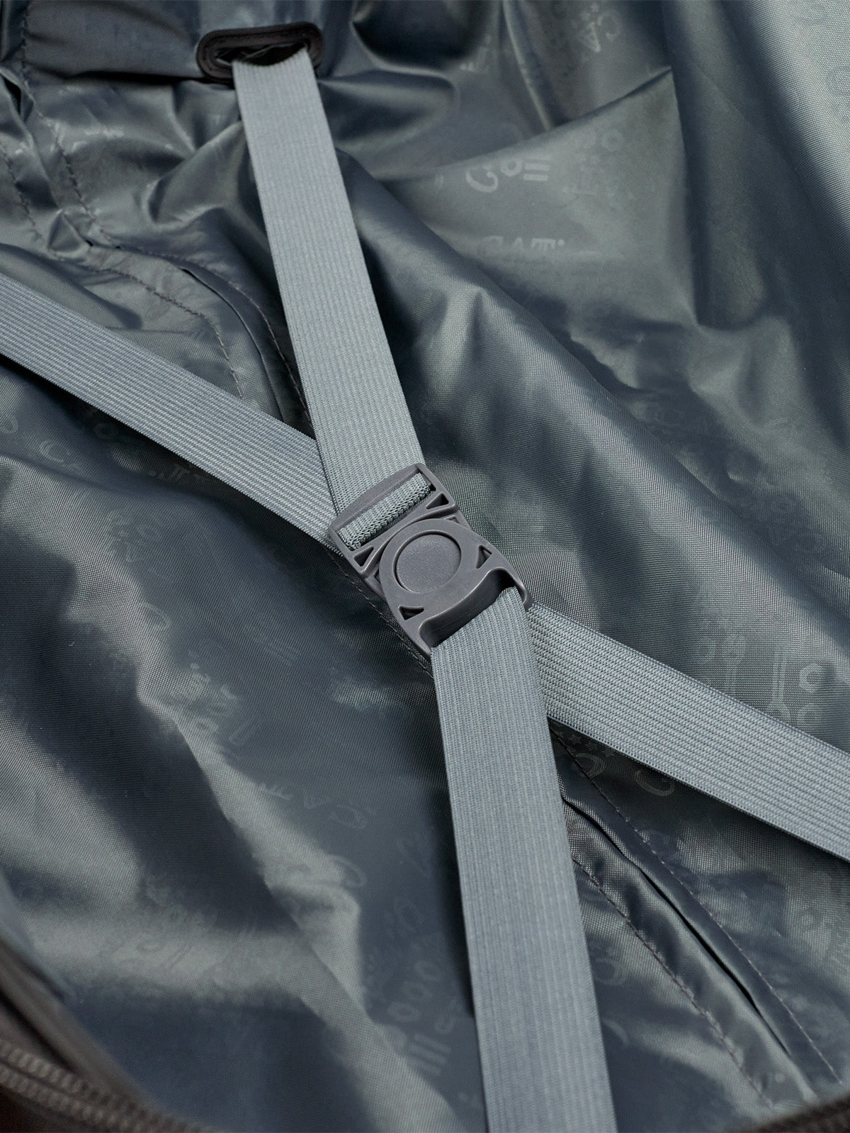 Maleta Mediana Industrial Plate Trunk Gris Oscuro CAT