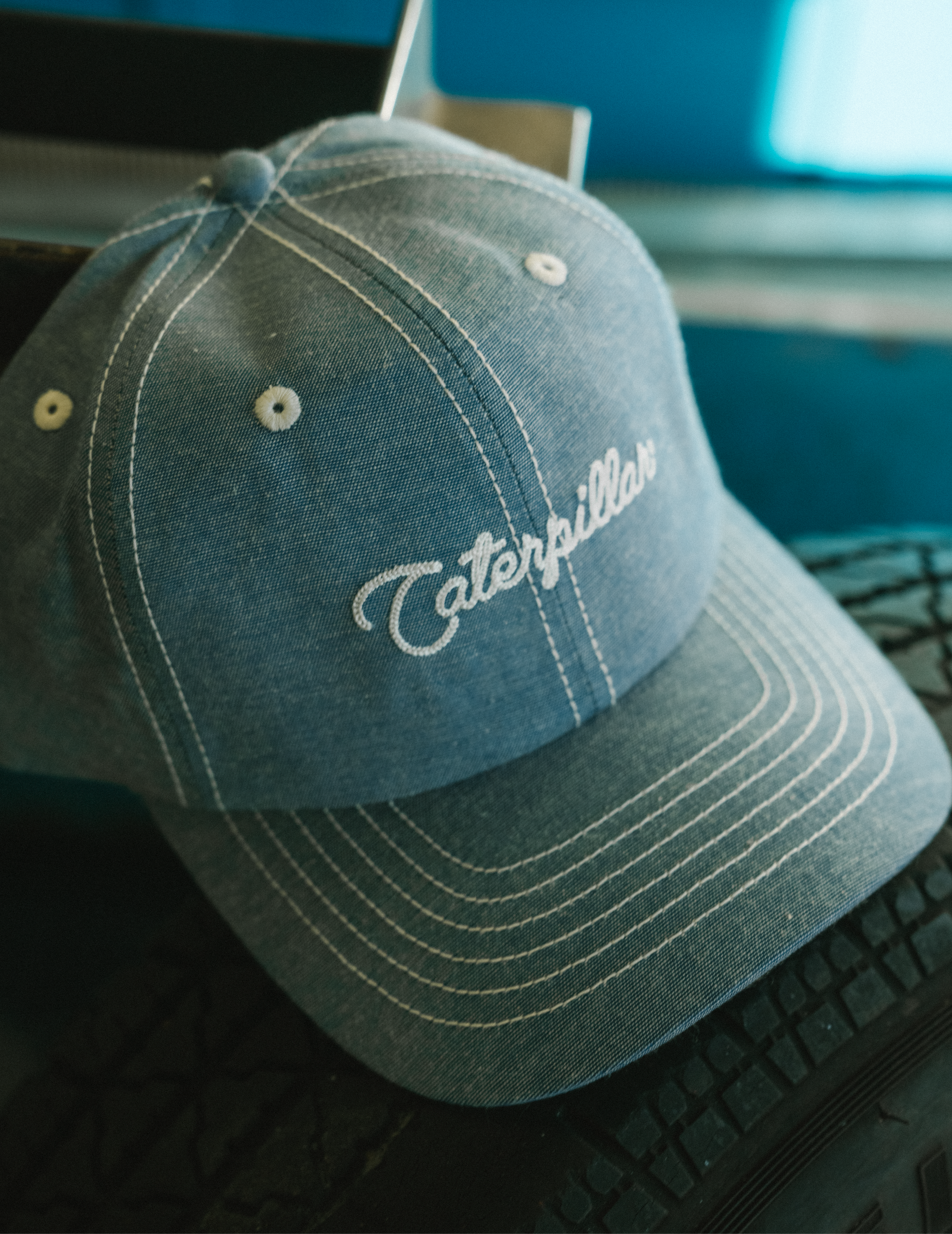 Caterpillar Jockeys y gorros